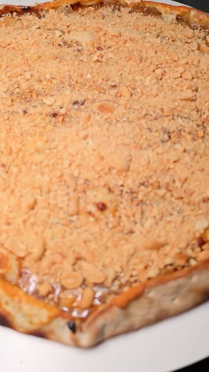 Quinta-feira já é quase sexta. E quase sexta pede pizza. Salgadas, doces e meio a meio, saindo do forno a partir das 18h.