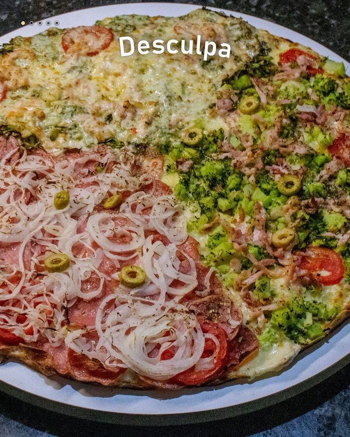 Pedimos desculpas. Mas só um pouquinho. Queijo derretendo, borda dourada e recheio até a ponta. A gente sabe que não é fácil rolar o…